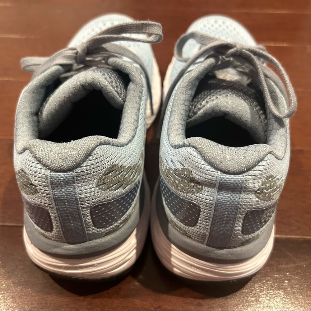 New Balance Women's 680v6 Cushioning Running Shoe, light blue - Picture 6 of 6